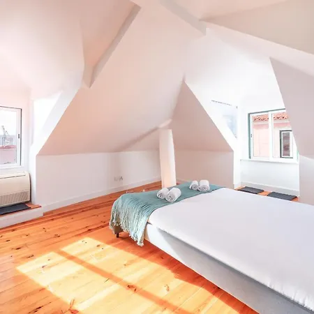 GuestReady - Bright&Spacious 2-bed Apt with Rooftop Terrace in Alcântara Lisboa
