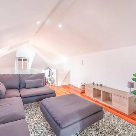 GuestReady - Bright&Spacious 2-bed Apt with Rooftop Terrace in Alcântara
