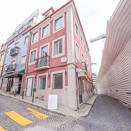GuestReady - Bright&Spacious 2-bed Apt with Rooftop Terrace in Alcântara