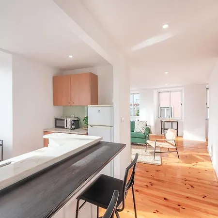 GuestReady - Bright&Spacious 2-bed Apt with Rooftop Terrace in Alcântara